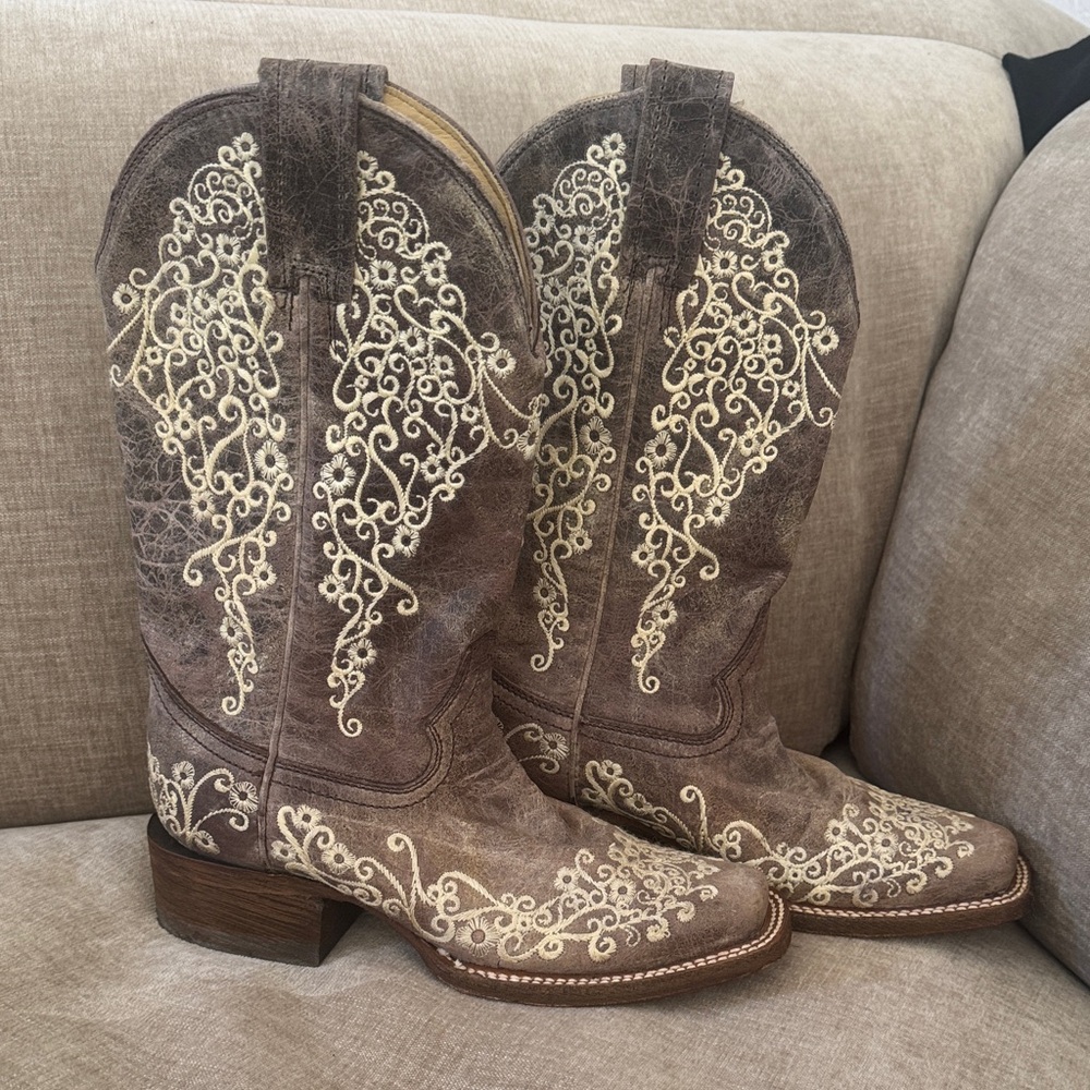 Corral Brown Boots with Cream Embroidery - NEVER USED
